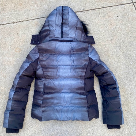 Cozy puffy down filled BCBG hooded jacket. Size XS - Picture 4 of 4